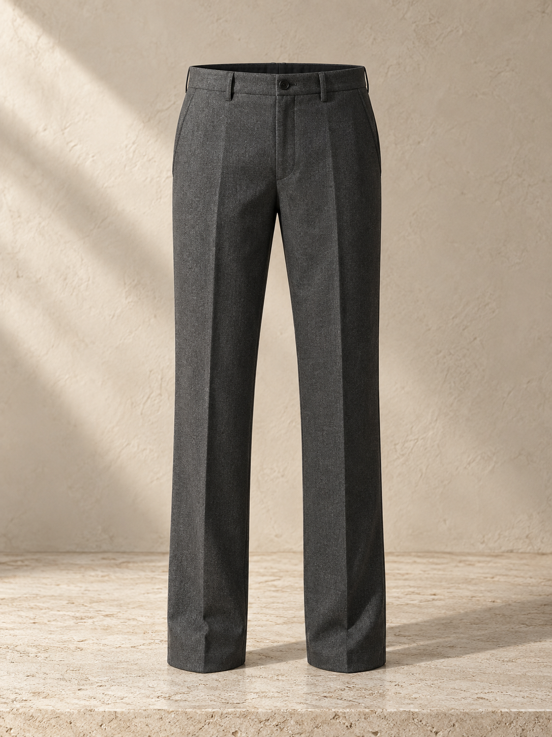 Calça masculina de corte preciso em composição editorial
