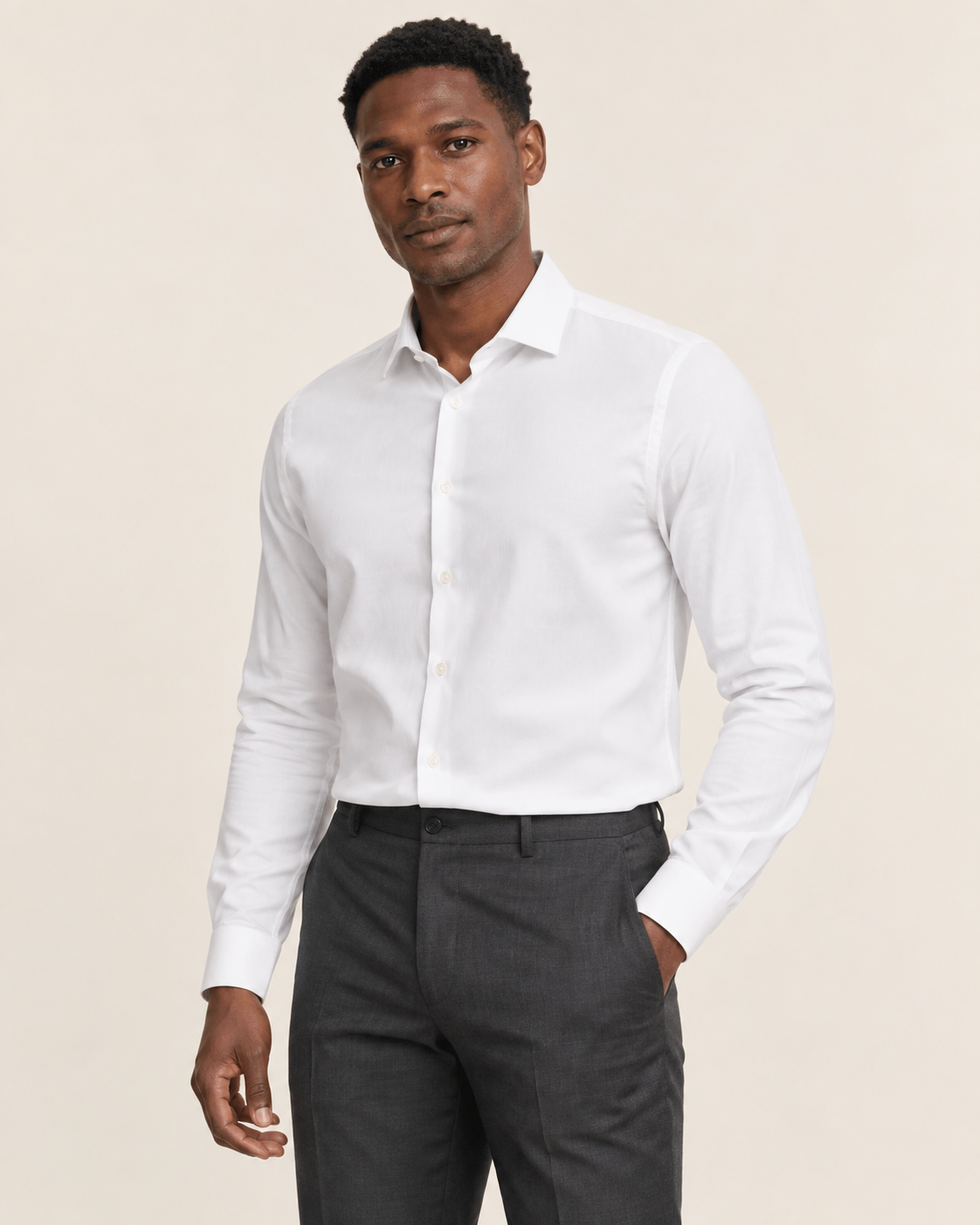 Homem vestindo camisa branca estrutural de manga longa
