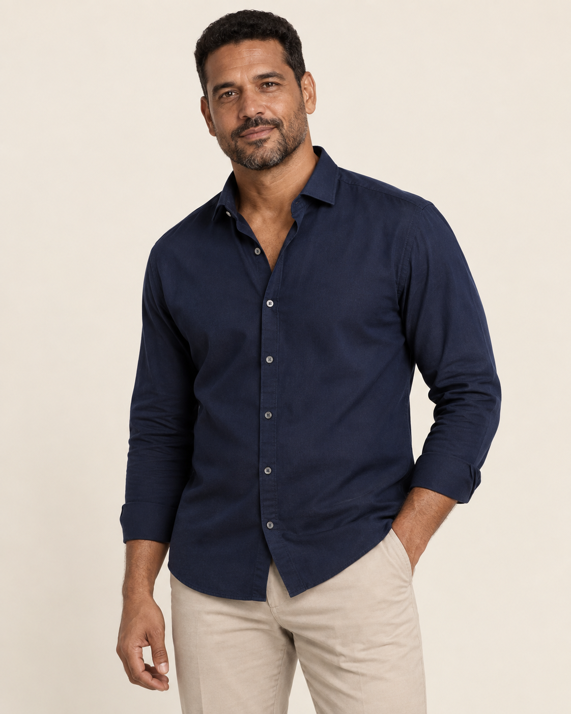 Homem vestindo camisa azul-noite de manga longa