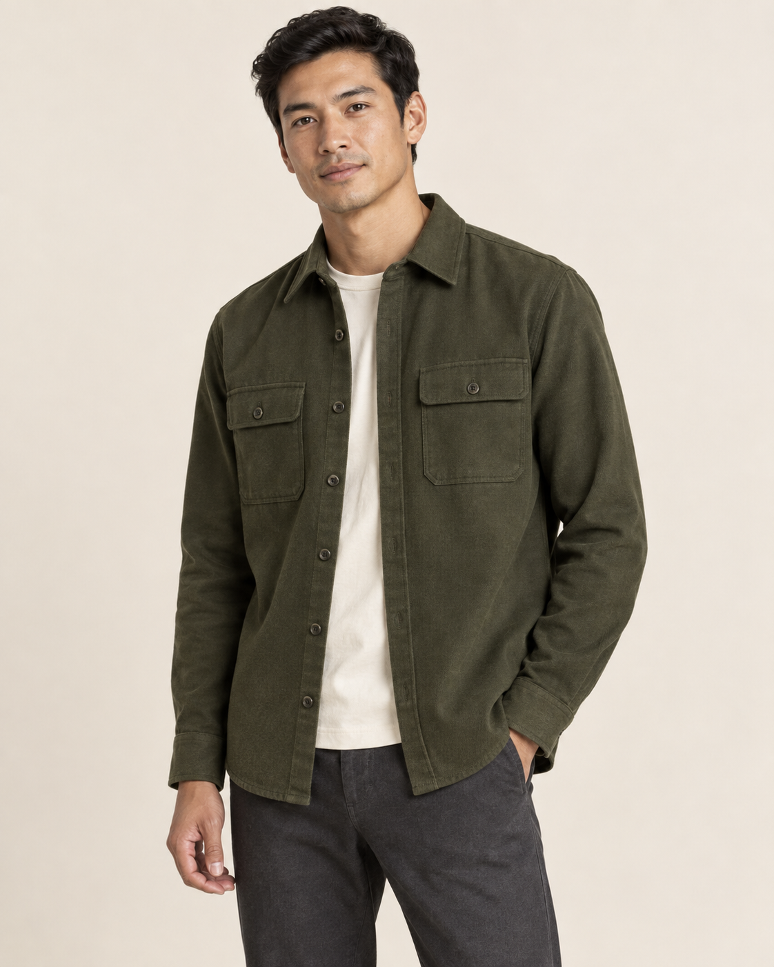 Homem vestindo camisa masculina verde-oliva