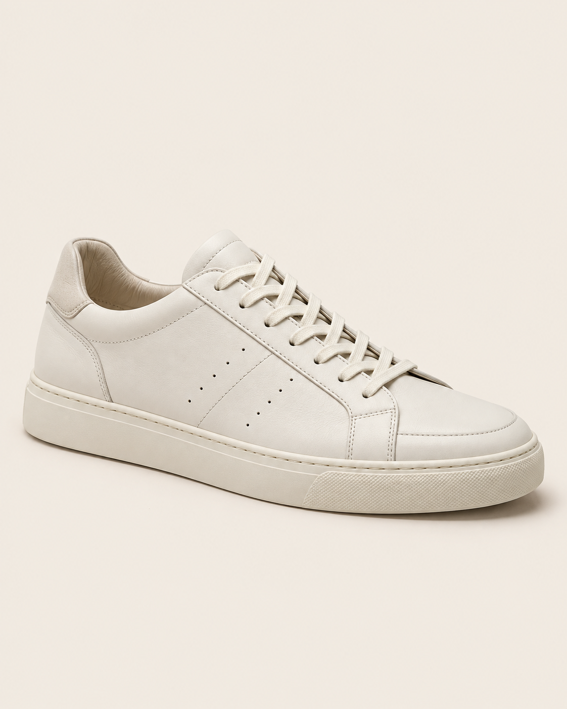 Tênis masculino minimalista em couro off-white